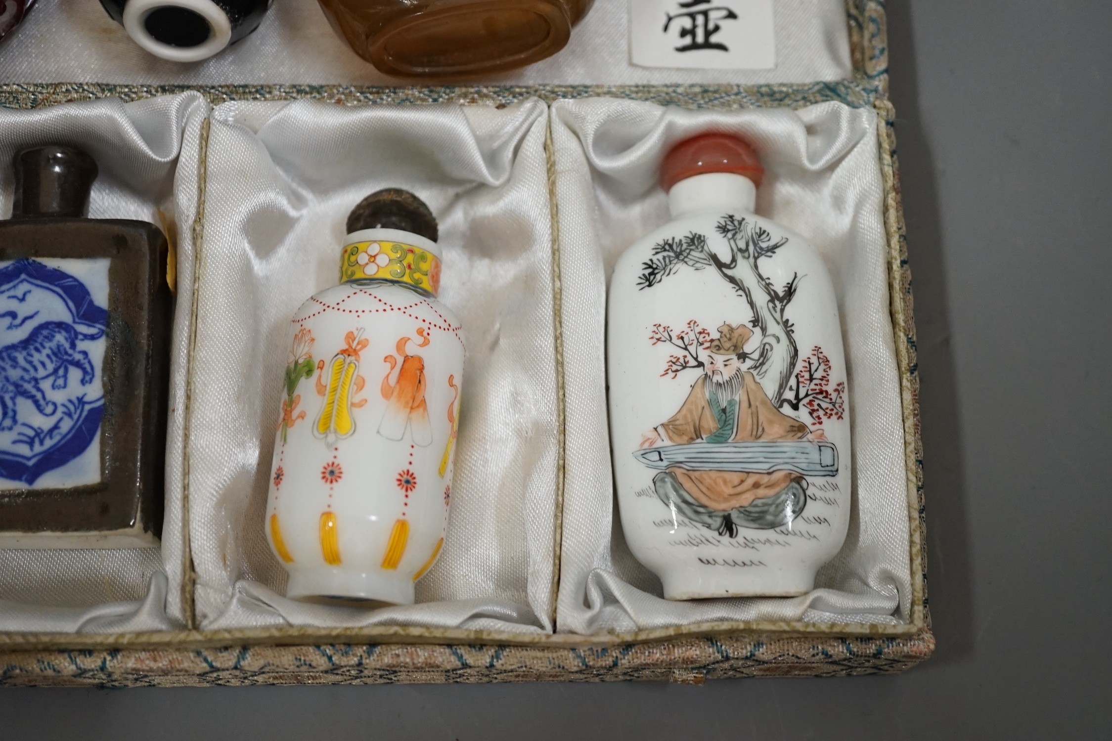 A collection of Chinese scent bottles (6)